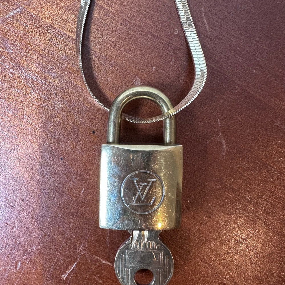 Louis Vuitton Lock n Key on Necklace - Picture 3 of 8
